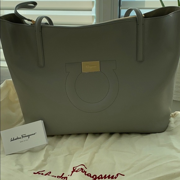 Authentic Salvatore Ferragamo city tote. - Picture 3 of 7